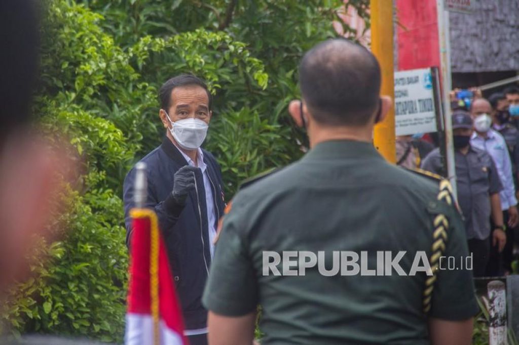 Presiden Joko Widodo meninjau banjir di Desa Pekauman Ulu, Kabupaten banjar, Kalimantan Selatan (Foto: Antara/Bayu Pratama S via Republika)

