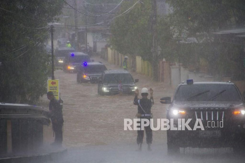 Presiden Jokowi di dalam mobil kepresidenan melintasi banjir di Desa Pekauman Ulu, Kabupaten banjar, Kalimantan Selatan (Foto: Antara/Bayu Pratama via Republika)