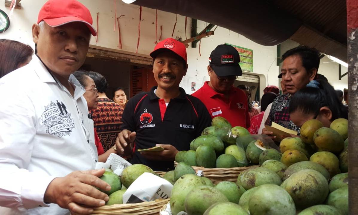 Sejumlah kader PDIP Kota Probolinggo saat blusukan ke pasar tradisional
