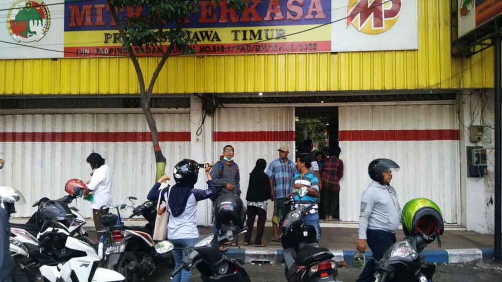 Nasabah mendatangi kantor koperasi