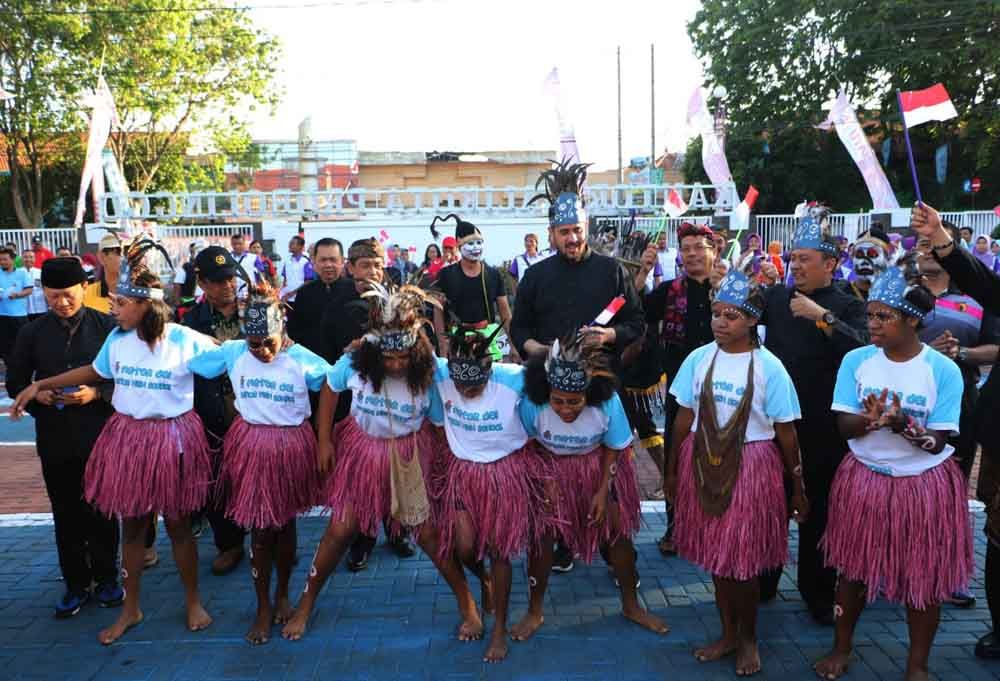 Wali Kota Probolinggo meanri sajojo bersama pelajar Papua