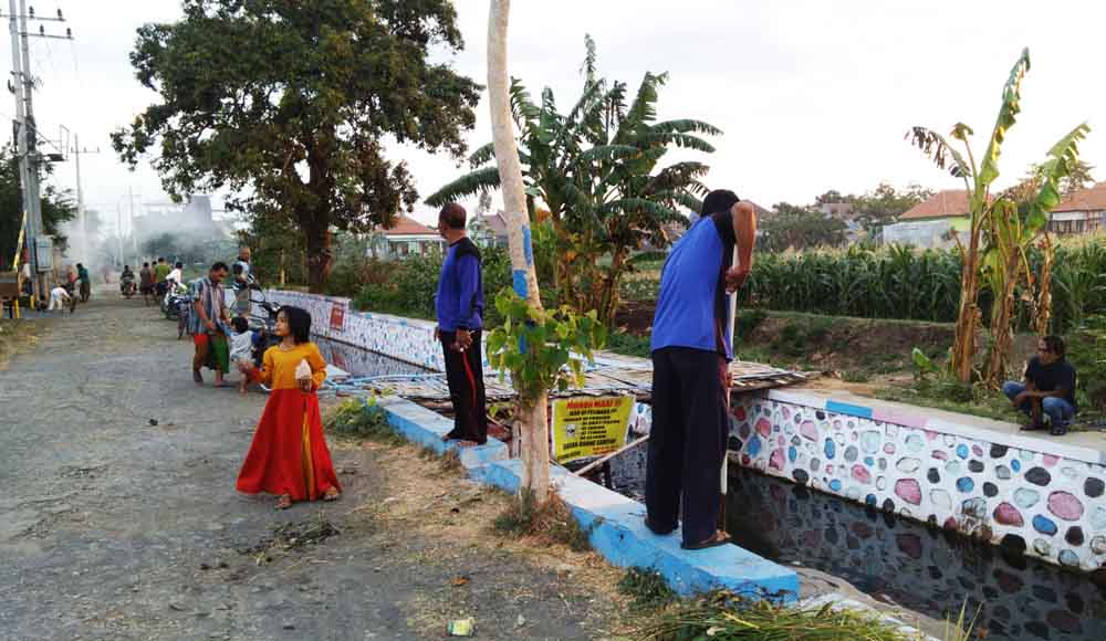 warga bergotong-royong membersihkan sungai dan lingkungan