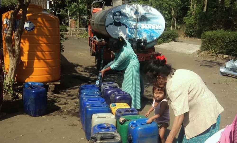 Pendistribusian air bersih di Probolinggo