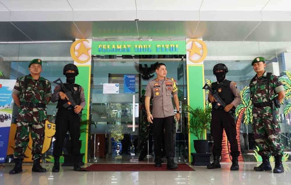 Penjagaan di salah satu bank di Probolinggo