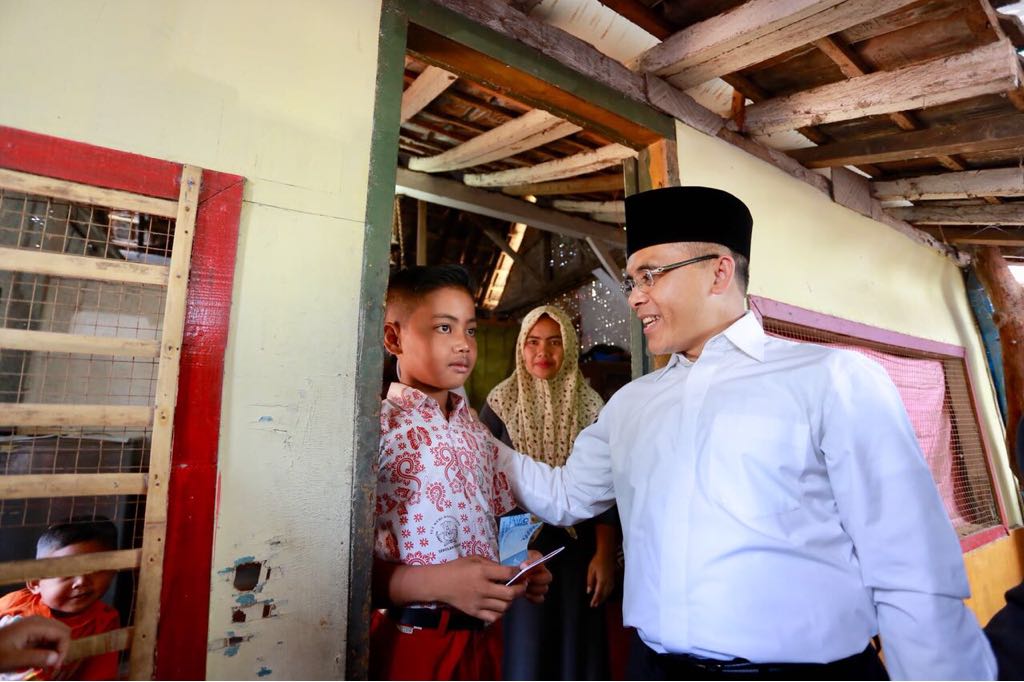 Bupati Anas saat memberikan program uang saku dan transpor kepada pelajar.