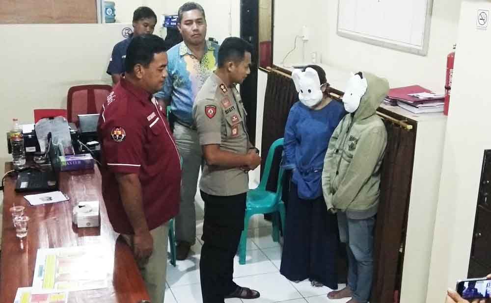 Tersangka dan korban saat di Mapolres Mojokerto Kota