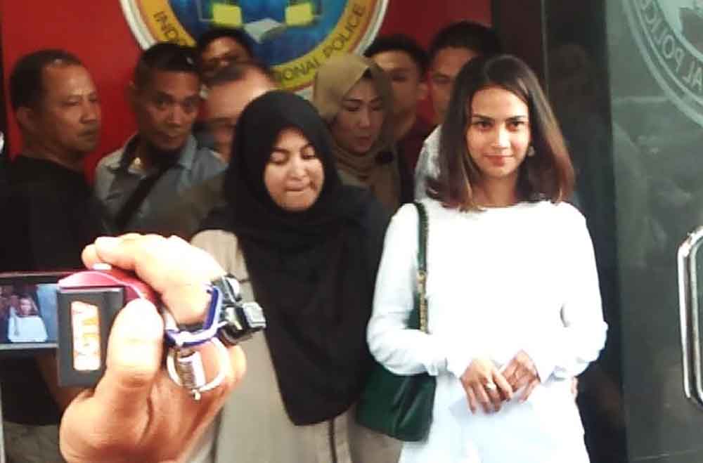 Vanessa Angle (baju putih) usai diperiksa di Mapolda Jatim
