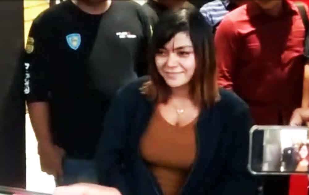 Avriellya Shaqila saat memberikan keterangan pers di Mapolda Jatim