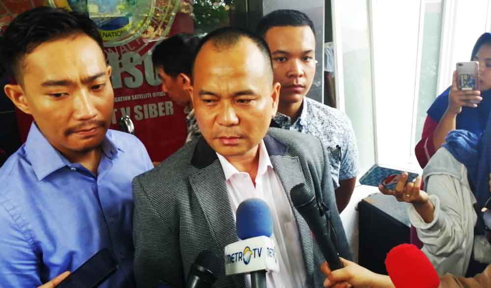 Kuasa Hukum Tersangka Mucikari ES, Frangky Desima Waruwu saat di Mapolda Jatim.