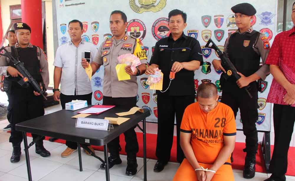 Tersangka saat di Mapolres Blitar