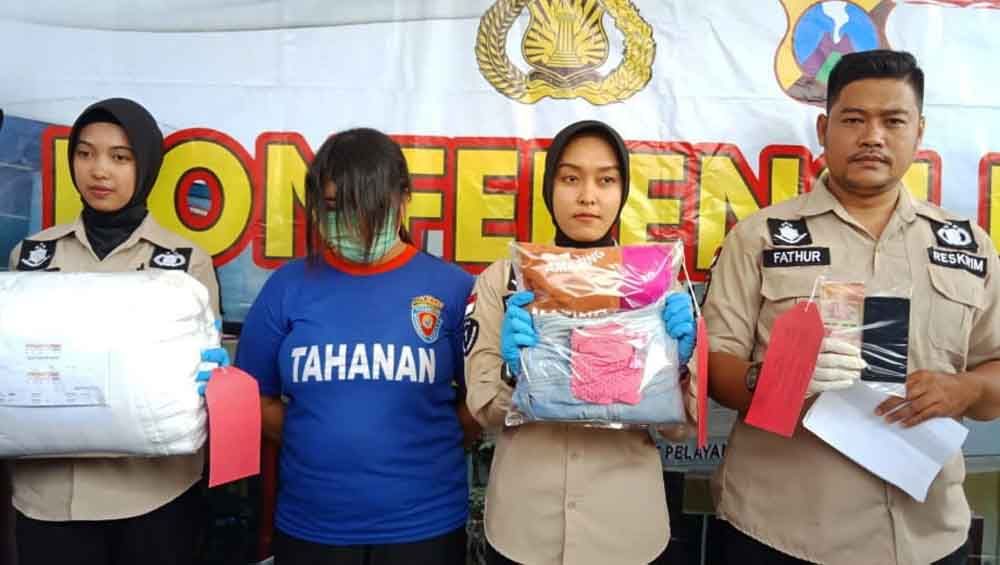 Tersangka saat berada di Mapolres Kediri