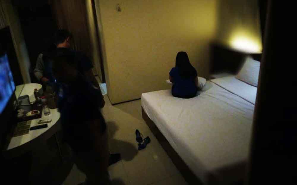 Penggerebekan prostitusi online di salah satu kamar hotel di Madiun