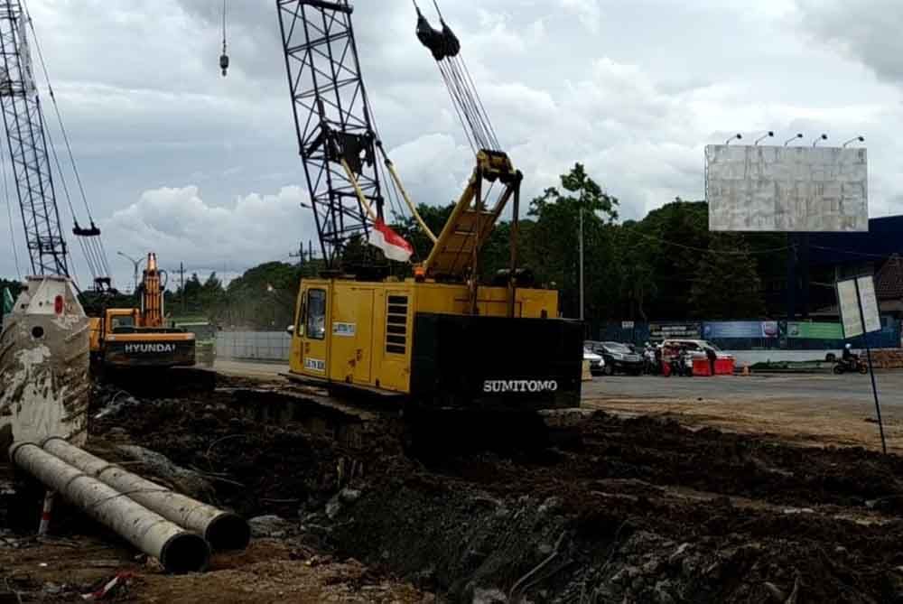 Simpang Tiga Karanglo Padat, Pengendara Diminta Lewat Jalur Alternatif