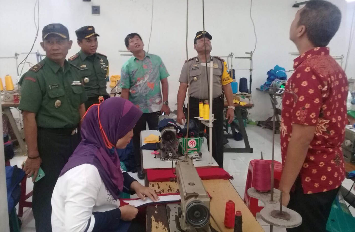 Lokasi jatuhnya sebuah proyektil peluru di tempat usaha konveksi