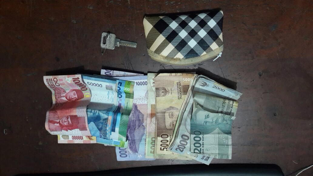 Sejumlah barang bukti pencurian yang dilakukan Tami.