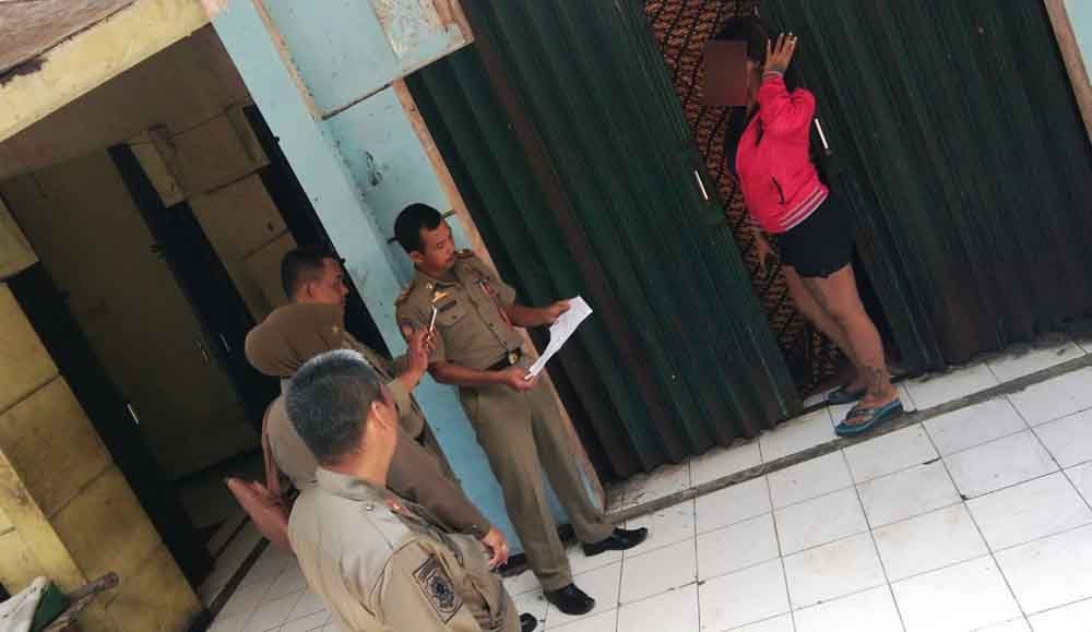 Penggerebekan warung kopi yang diduga digunakan prostitusi di Magetan