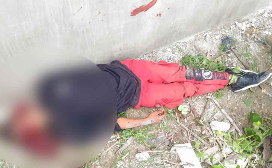 Kondisi korban saat ditemukan teman-temannya tergeletak di pintu Tol Kebomas, Gresik