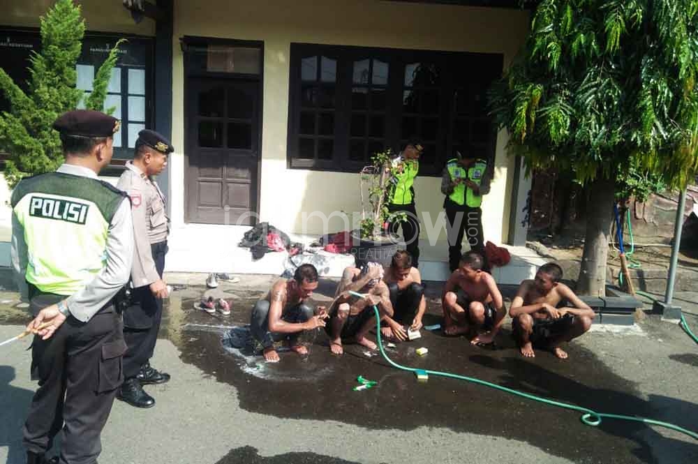 Meresahkan, 7 Anak Punk di Ponorogo Diamankan dan Disuruh Mandi