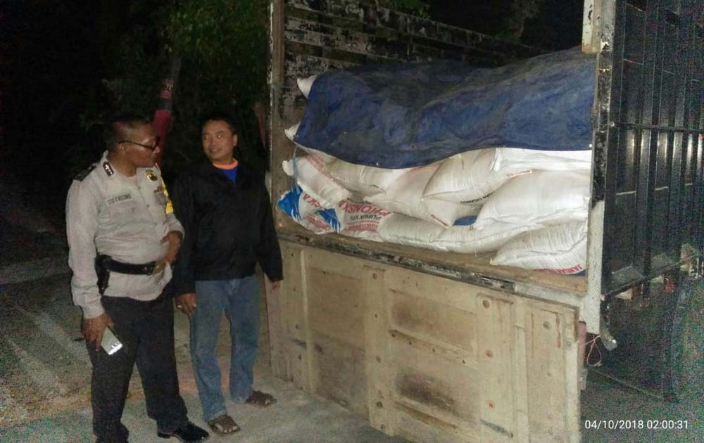 Polisi memeriksa pupuk yang disembunyikan di dalam truk.