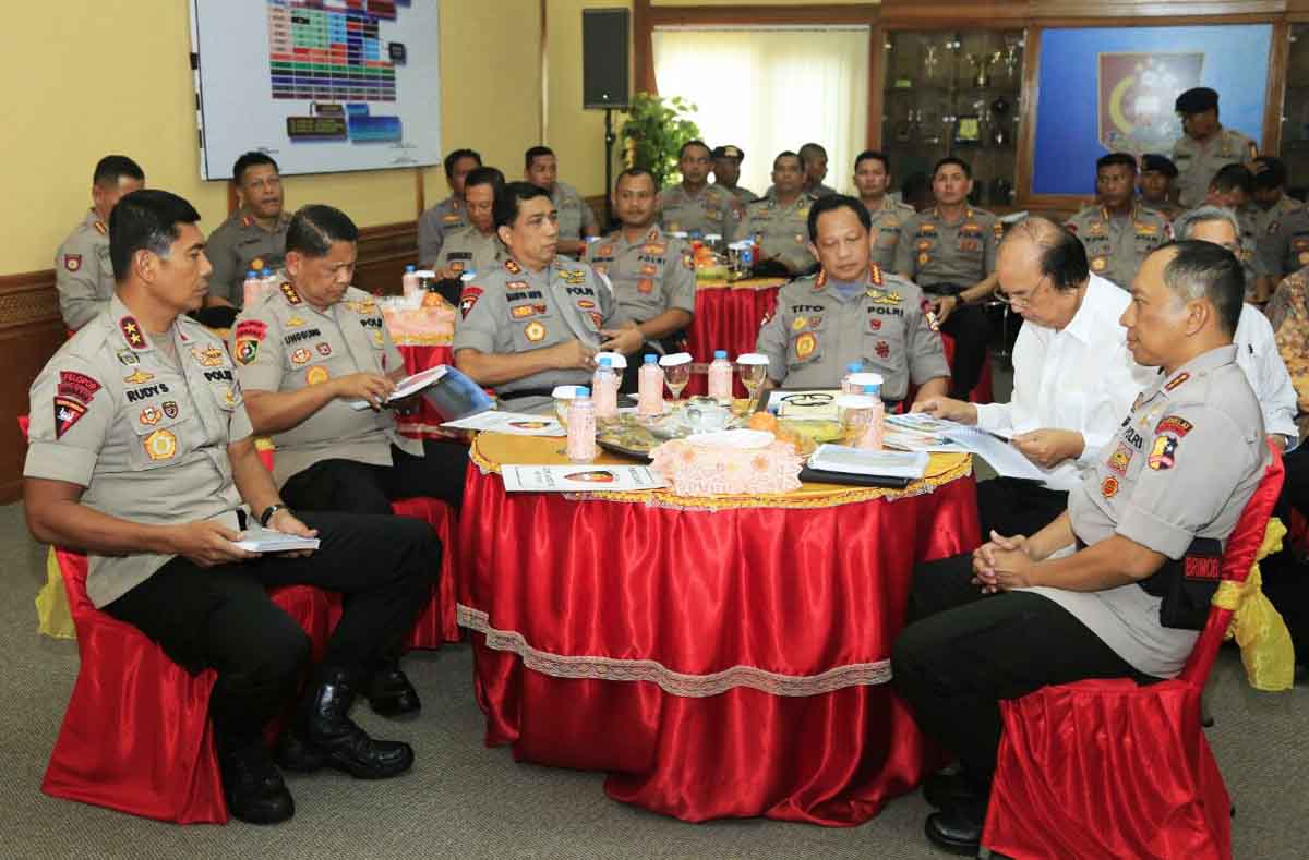 Kapolri Jendral Polisi Tito Karnavian, Kalemdiklat Polri Komjen Pol Unggung Cahyono, Komandan Korps Brimob Irjen Pol Rudy Sufahriadi, Kapolda Jatim Irjen Pol Machfud Arifin, dan beberapa pejabat utama Polda Jatim, di Pusat Pendidikan Brimob Watukosek.