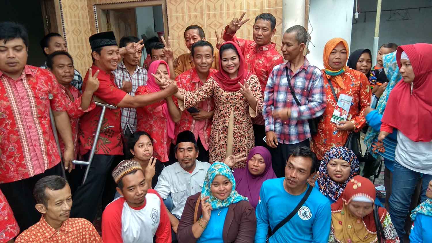 Cawagub Puti Guntur Soekarno bersama tim pemenangan di Blitar.