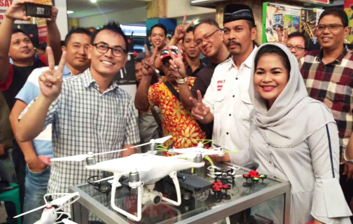 Cawagub Puti bersama pedagang dan pengunjung Hi Tech mal Surabaya.