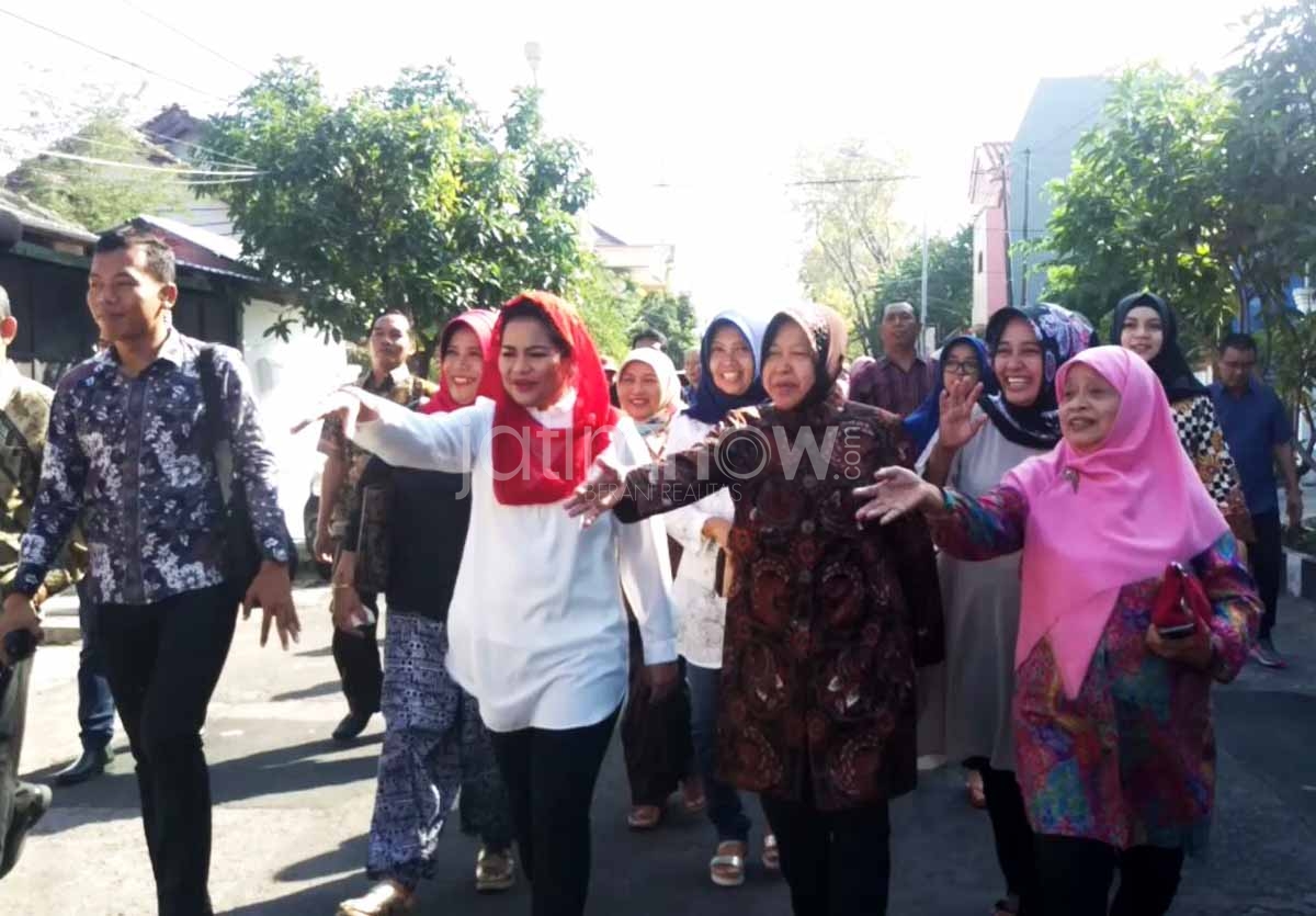 Didampingi Cawagub Puti, Wali Kota Risma Nyoblos di TPS 01