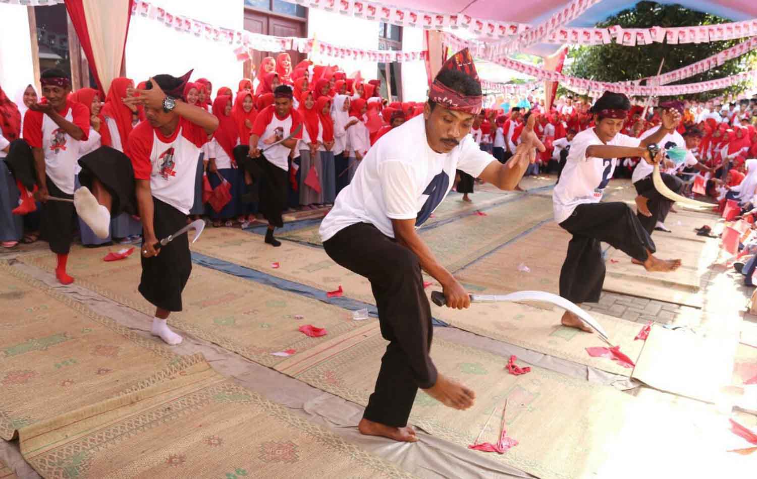 Kunjungi Bondowoso, Cawagub Puti Kagumi Pencak Silat Clurit