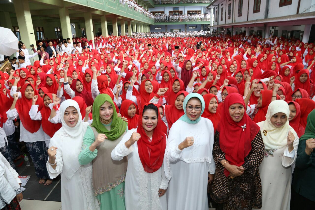 Cawagub Puti Guntur Soekarno berfoto bersama santriwati di Pondok Pesantren Al Falah, Ploso, Mojo, Kediri.