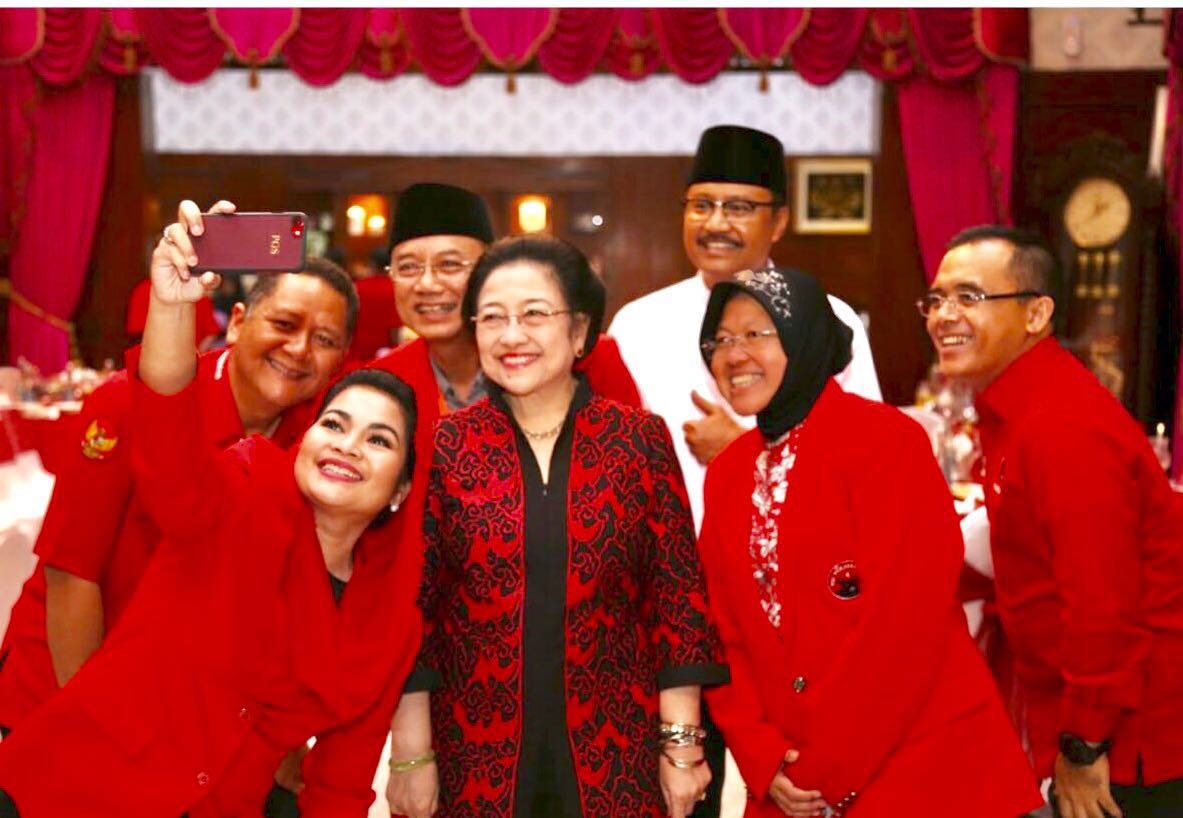 Ilustrasi: Puti, Whisnu Sakti dan Risma swafoto bersama Megawati