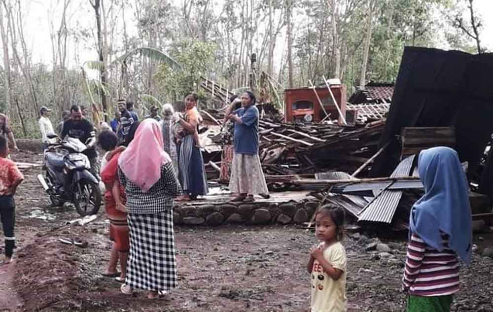 Rumah roboh di akibat terjangan angin puting beliung di Probolinggo