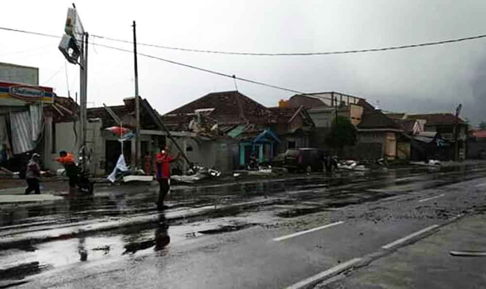 Diamuk Angin Puting Beliung, Sejumlah Bangunan di Probolinggo Rusak