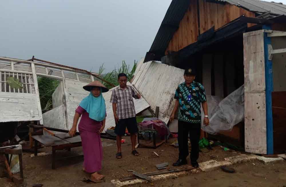 Rumah rusak akibat puting beliung di Bojonegoro