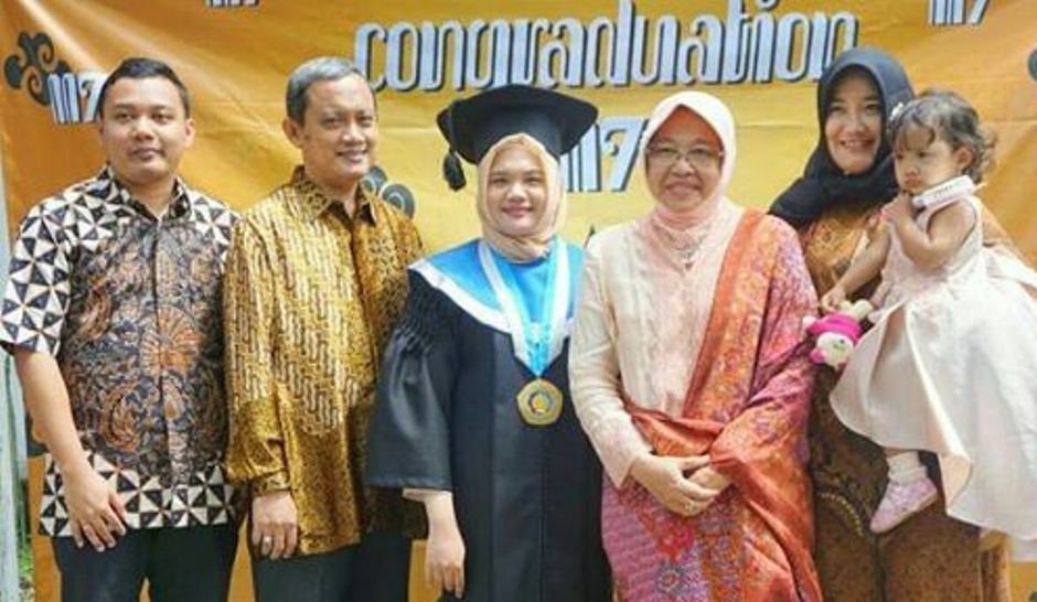 Wali Kota Risma berfoto bersama putrinya Tanti dan keluarga