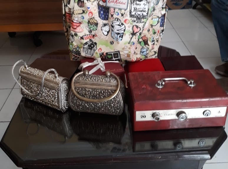 Brangkas kecil milik korban yang isinya dicuri pelaku. 
