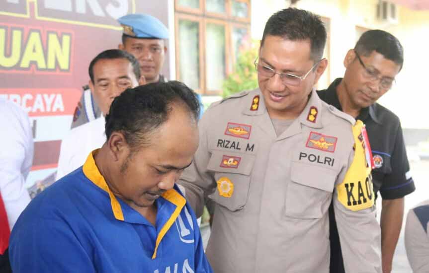 Tersangka Hendro (kiri) saat ditanya Kapolres Pasuruan, AKBP Rizal Martomo 