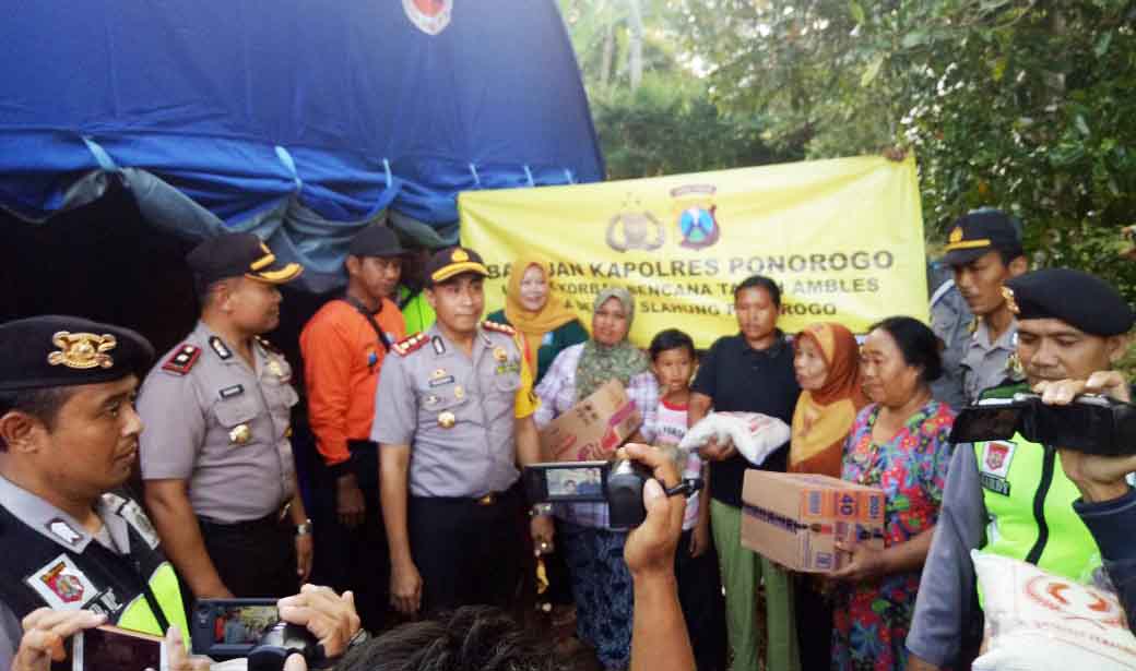 Kapolres Ponorogo AKBP Radiant bersama pengungsi Sanepo Ponorogo.