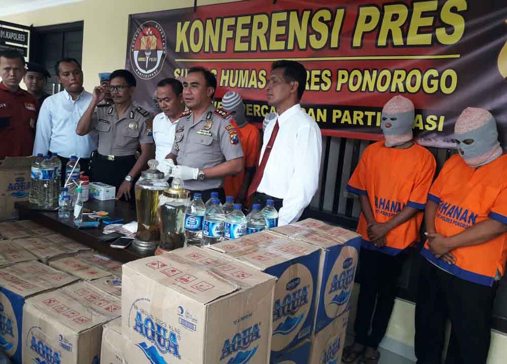 Kapolres Ponorogo AKBP Radiant bersama barang bukti arak jowo.