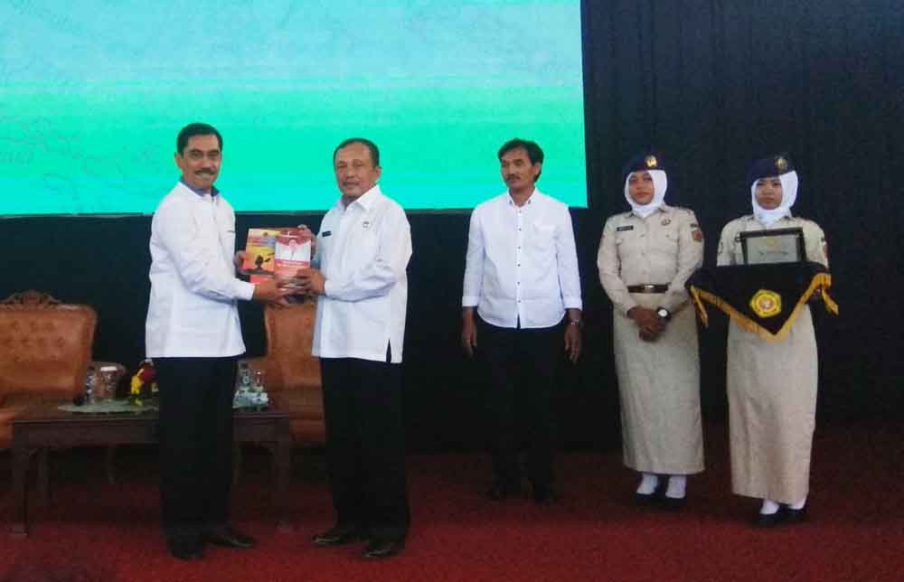 Kepala BNPT Komjen Pol Suhardi Alisius saat berada di Universitas Pembangunan Nasional (UPN) Veteran Surabaya