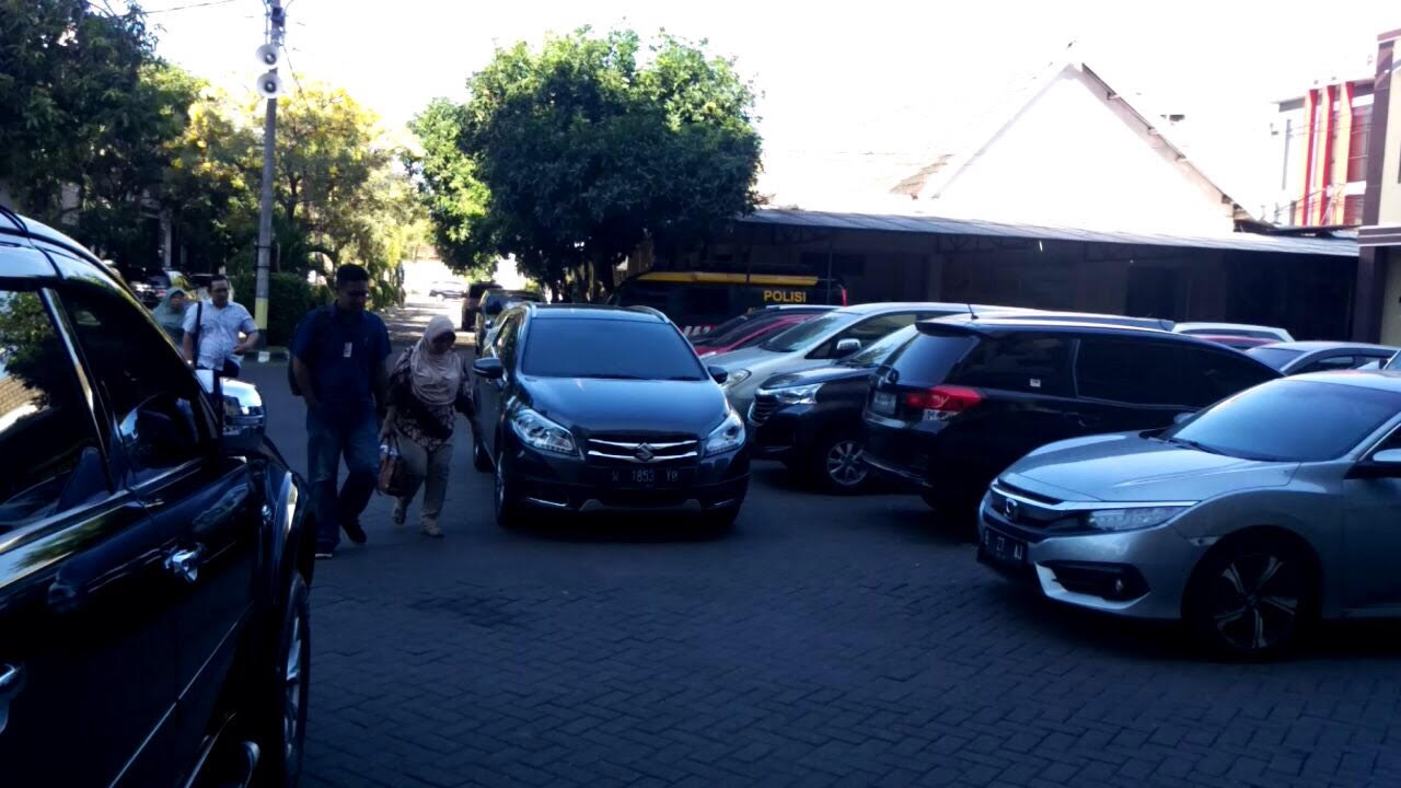 KE (berjilbab) saat datang ke Gedung Anindita, Mapolrestabes Surabaya.