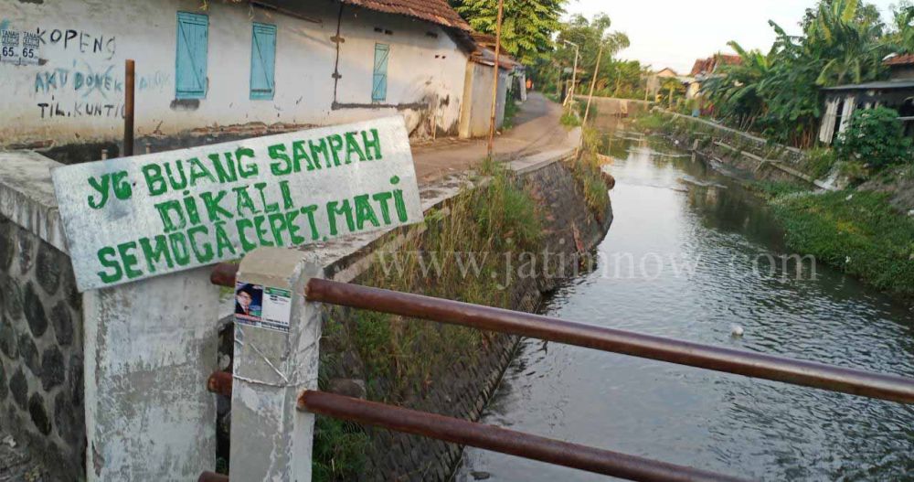 Rambu larangan  di Desa Ental Sewu, Kecamatan Buduran, Sidoarjo/Foto: Budi S - jatimnow.com