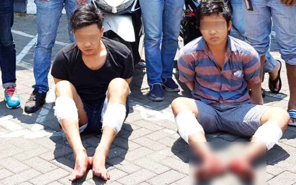 Dua tersangka saat berada di Mapolrestabes Surabaya