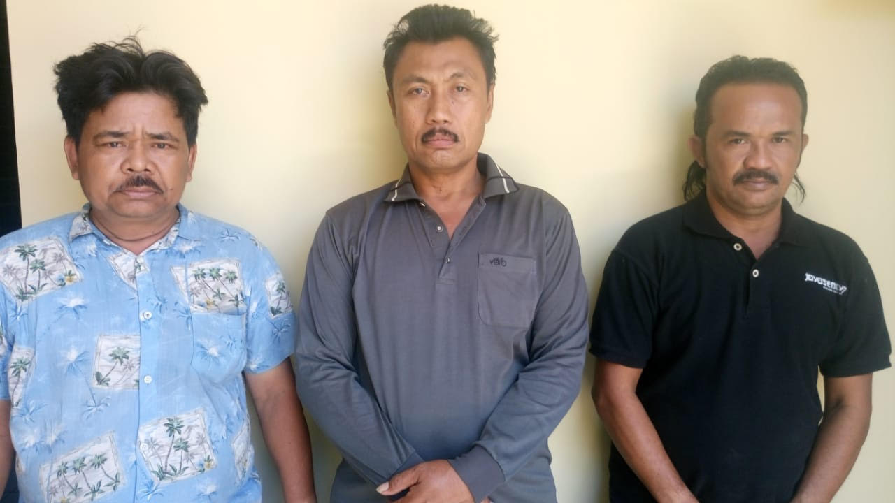 Tiga tersangka perampokan yang sebelumnya digerebek Polsek Wonocolo Surabaya. 