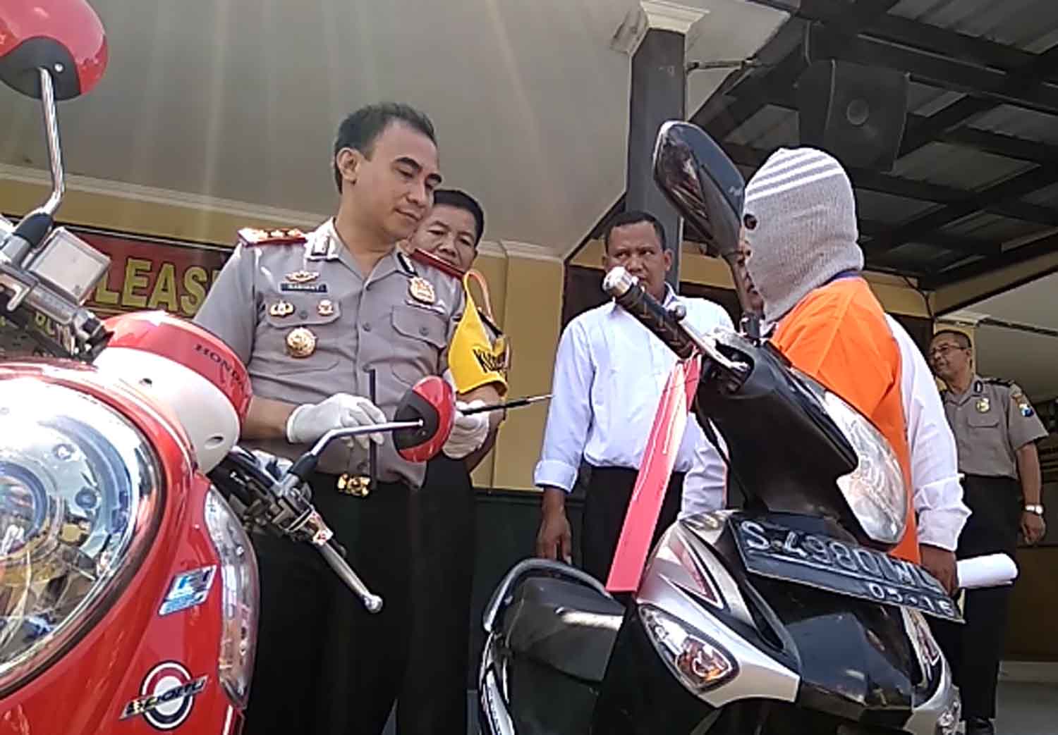 Tersangka bersama barang bukti Kunci T saat diamankan di Polres Ponorogo.
