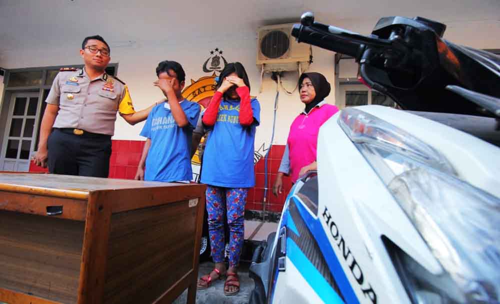 Nurul Arofah (berambut panjang) saat dikeler di Mapolsek Bubutan. 