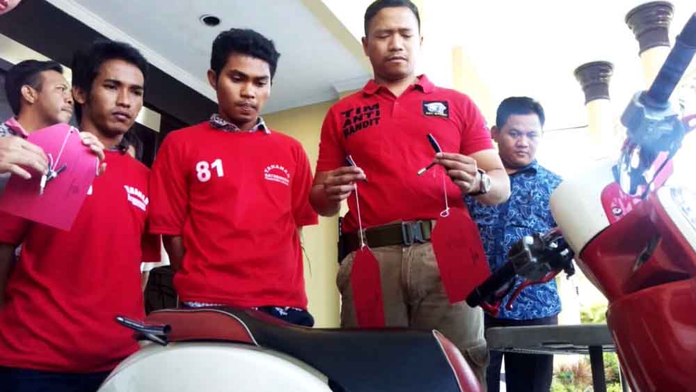 Dua tersangka ranmor saat berada di Mapolrestabes Surabaya