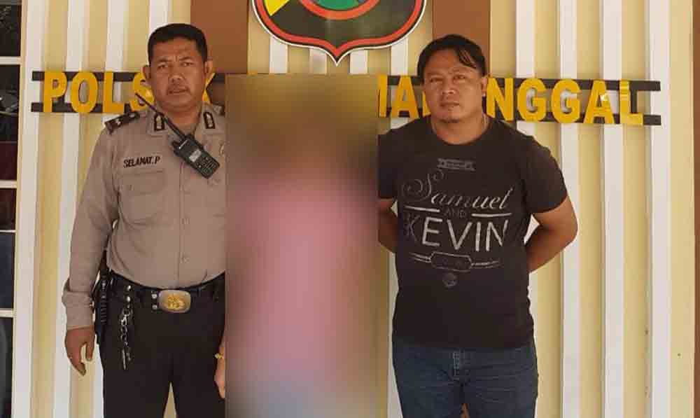 Tersangka (tengah) saat diamankan di Mapolsek Sukomanunggal