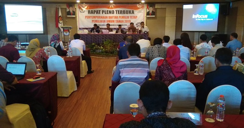 Rapat pleno penyempurnaan DPT pemilihan umum 2019 di KPU Tulungagung, Rabu (12/9/2018).