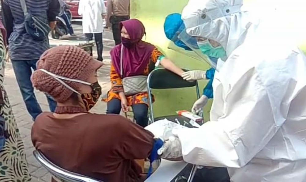 Para pedagang dan pengunjung di tiga pasar Bojonegoro dirapid test
