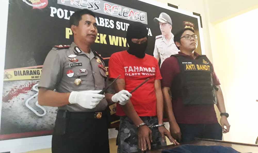 Riswanto (tengah) saat digelandang ke Mapolsek Wiyung Surabaya